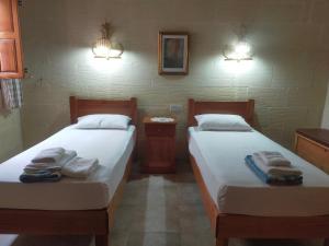 Katil atau katil-katil dalam bilik di Gozo Rustic Farmhouse with stunning views and swimming pool