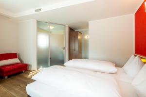 Postel nebo postele na pokoji v ubytování BEHLs Genusshotel im Brennhaus