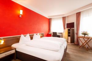 Postel nebo postele na pokoji v ubytování BEHLs Genusshotel im Brennhaus