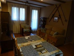 uma sala de estar com uma mesa e um sofá em Vista Collarada em Villanúa