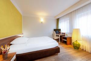 Postel nebo postele na pokoji v ubytování BEHLs Genusshotel im Brennhaus