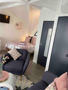Postel nebo postele na pokoji v ubytování Orkney Lux Lodges - Brinkies Retreat