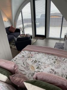 Postel nebo postele na pokoji v ubytování Orkney Lux Lodges - Brinkies Retreat