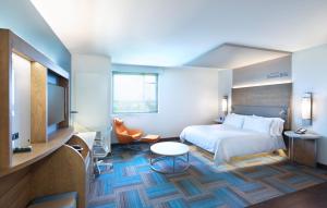 Camera con letto e TV di EVEN Hotel Miami - Airport, an IHG Hotel a Miami