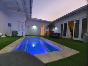 A piscina localizada em PENTHOUSE Jan Thiel Curacao ou nos arredores