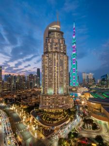 um horizonte da cidade com um edifício alto e uma torre em FIRST CLASS 2BR with full BURJ KHALIFA and FOUNTAIN VIEW em Dubai