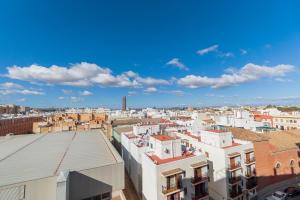widok miasta z budynku w obiekcie RentalSevilla Resitur II w Sewilli +6 zdjęć