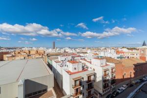 widok miasta z lotu ptaka z budynkami w obiekcie RentalSevilla Resitur II w Sewilli
