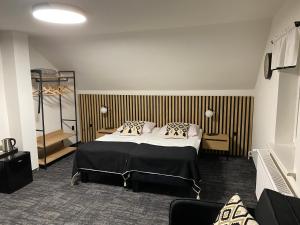 ein Schlafzimmer mit einem großen Bett in einem Zimmer in der Unterkunft Pensjonat Przy Zamku in Człuchów