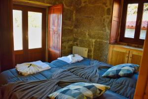 Giường trong phòng chung tại Casa Florestal, na Branda da Bouça dos Homens