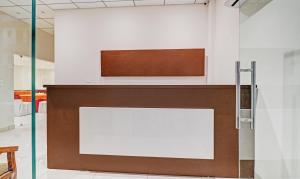 uma porta de vidro num quarto com uma parede branca em Treebo Trend Kamron Regency Sector 80 em Mohali