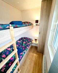 מיטה או מיטות קומותיים בחדר ב-De Corner van Zeeland met jacuzzi