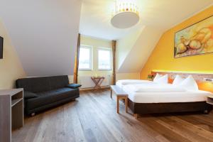 Postel nebo postele na pokoji v ubytování BEHLs Genusshotel im Brennhaus