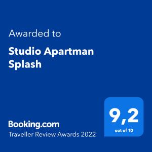 Ett certifikat, pris eller annat dokument som visas upp på Studio Apartman Splash