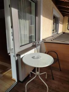 einen weißen Tisch und einen Stuhl auf dem Balkon in der Unterkunft City Life 2 by Alpenidyll Apartments in Schladming