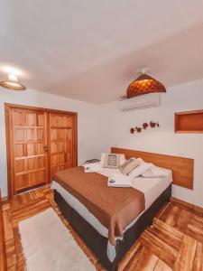 سرير أو أسرّة في غرفة في Pousada Hospedagem Pedra de Guaratiba