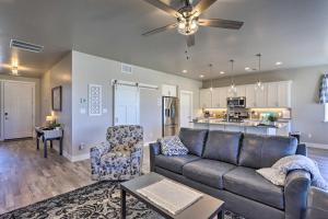 Χώρος καθιστικού στο Family-Friendly Grand Junction House with Patio
