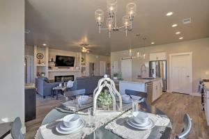 Μια τηλεόραση ή/και κέντρο ψυχαγωγίας στο Family-Friendly Grand Junction House with Patio