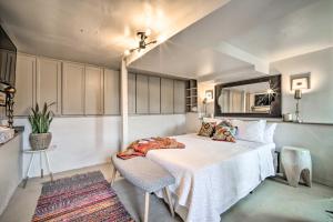 1 dormitorio con 1 cama, mesa y sillas en Cozy El Paso Studio with Patio about 5 Mi to UTEP! en El Paso