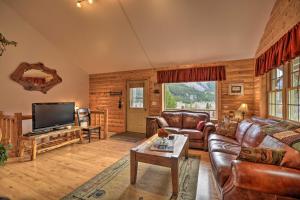 sala de estar con muebles de cuero y TV de pantalla plana en Fish, Hike, Views Boulder Beauty Gils Cabin!, en Contact