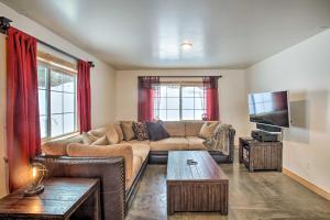 sala de estar con sofá y TV en Kettle Falls Home with River Valley Mtn Views!, en Kettle Falls