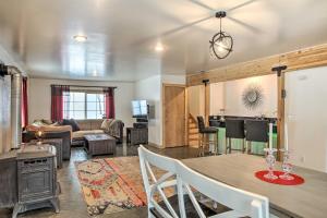 uma sala de estar com uma mesa e um sofá em Kettle Falls Home with River Valley Mtn Views! em Kettle Falls