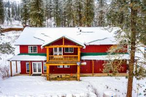 Kettle Falls Home with River Valley Mtn Views! during the winter