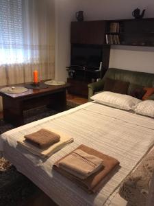 una camera con due letti e un tavolo con asciugamani di Practico, cómodo y céntrico. a Gabrovo