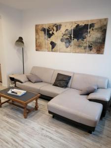 Sala de estar con 2 sofás y mesa de centro en La maison du bonheur en Calais