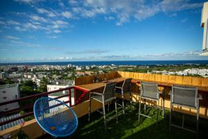 d'une table et de chaises sur un balcon avec vue sur la ville. dans l'établissement Sea View & More…, à Saint-Denis