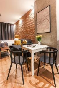 a living room with a table and chairs at Soft Loft 1 Apartment in Toruń