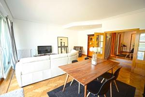 sala de estar con sofá blanco y mesa de madera en Go Donosti Villa Berio, en San Sebastián