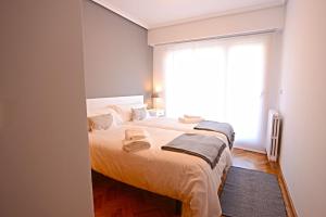 Postel nebo postele na pokoji v ubytování Go Donosti Villa Berio