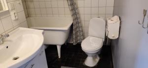 un bagno con lavandino, WC e vasca di Beautiful apartment close to lake Mälaren a Södertälje