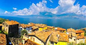 Blick auf eine Stadt mit Häusern und Wasser in der Unterkunft casa Leo in Magugnano-Marniga