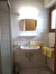 uma casa de banho com um lavatório e um espelho em "Michls Hoamat" am Fuße der "stillen Seite" in Sölden em Sölden