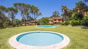una piscina en medio de un patio con una casa en 1Cuba - Llafranc, en Llafranc