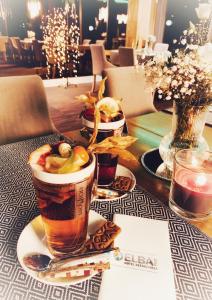 een tafel met een kopje thee en een bord eten bij Elba Hotel in Ostrołęka