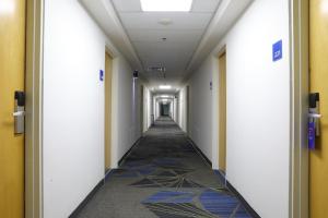 un couloir dans un immeuble de bureaux avec un long couloir dans l'établissement Holiday Inn Express Piedras Negras, an IHG Hotel, à Piedras Negras