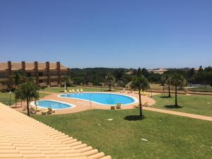 Una vista de una piscina en un resort. en Millennium Plaza, en Vilamoura