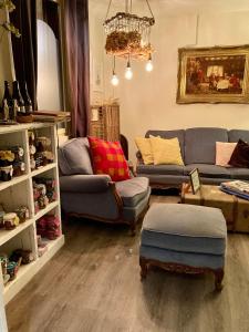 a living room with two couches and a table at La Niche in Richebourg