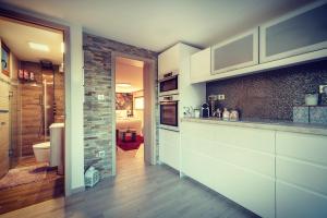 A kitchen or kitchenette at Panorama Home