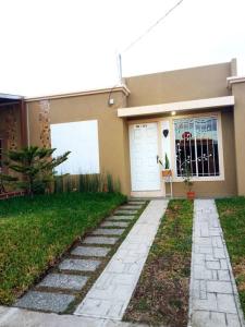une maison avec une passerelle devant elle dans l'établissement La Casa Del Pinito, à Sonsonate