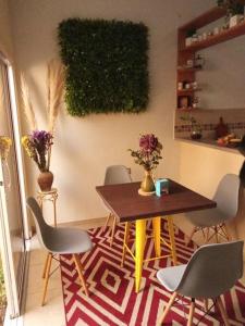 - une salle à manger avec une table et des chaises dans l'établissement La Casa Del Pinito, à Sonsonate