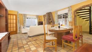 een keuken en een woonkamer met een tafel en stoelen bij 2Delpi - Blanes in Blanes