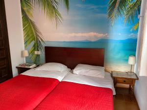 sypialnia z łóżkiem z obrazem oceanu w obiekcie Capistrano Playa RELAX & ENJOY w mieście Nerja