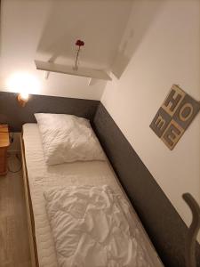 uma pequena cama num pequeno quarto em Ferienwohnung Isabell em Hahnenklee-Bockswiese