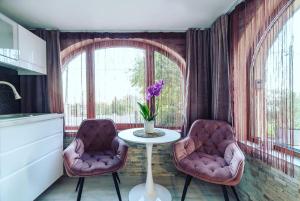 A seating area at Panorama Home