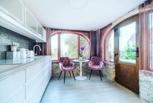 A kitchen or kitchenette at Panorama Home