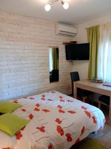 Un dormitorio con una cama con hojas rojas. en Apartment Vrančić, en Šibenik